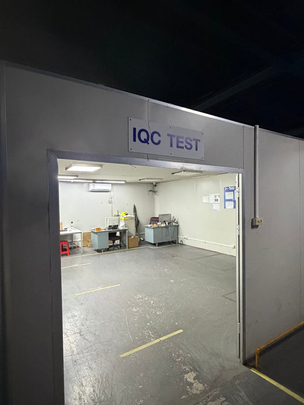 ห้องตรวจสอบวัตถุดิบ IQCตรวจสอบชิ้นส่วนและวัตถุดิบก่อนเข้าสู่กระบวนการผลิต เพื่อลดความเสี่ยงด้านคุณภาพตั้งแต่ต้นทาง